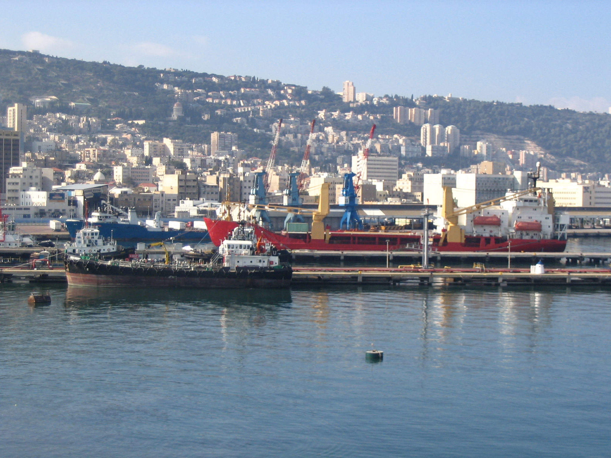 Port_of_Haifa,_viewed_from_the_sea.jpg
