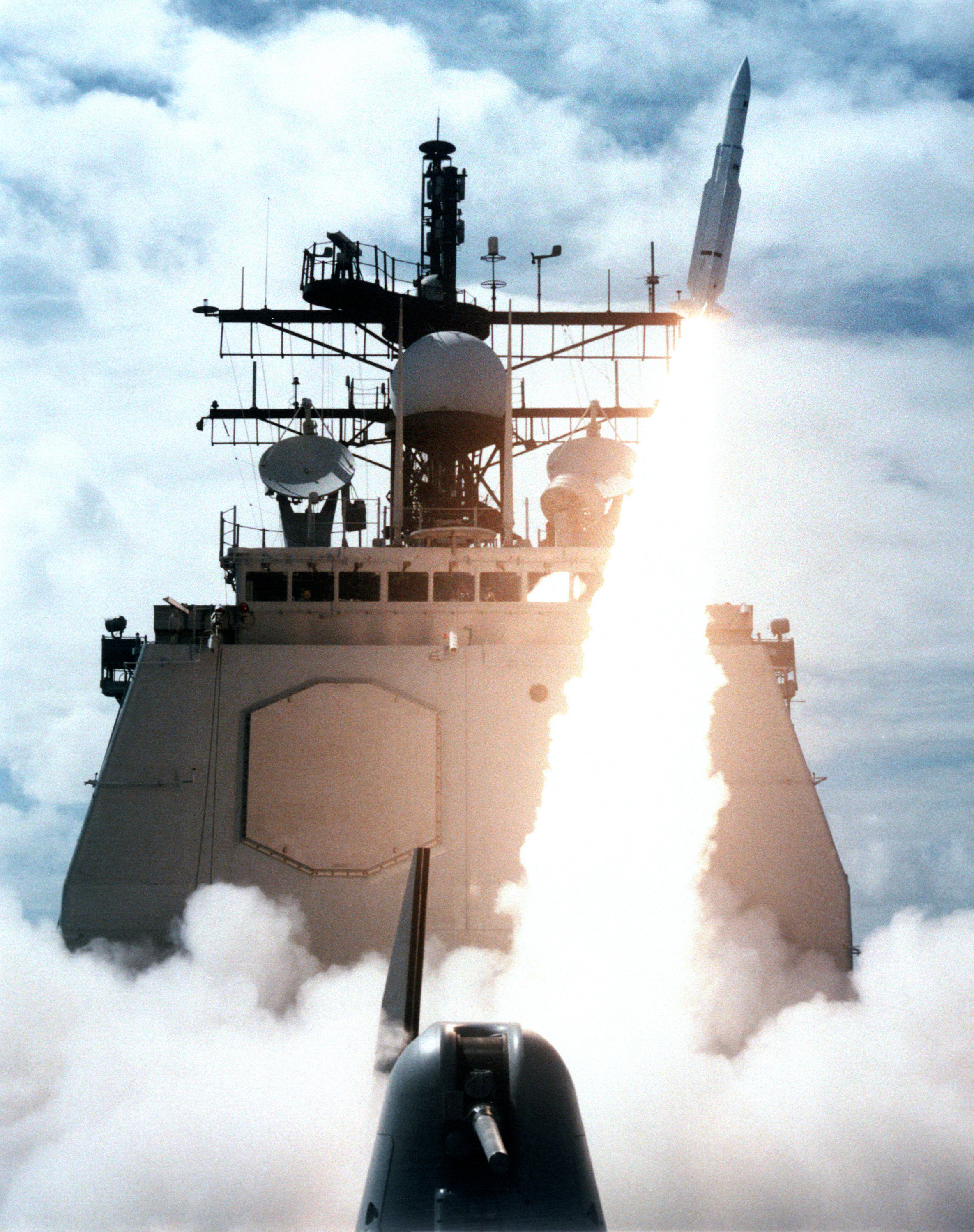 USS_Vincennes_launching_SM-2MR_in_1987.jpg