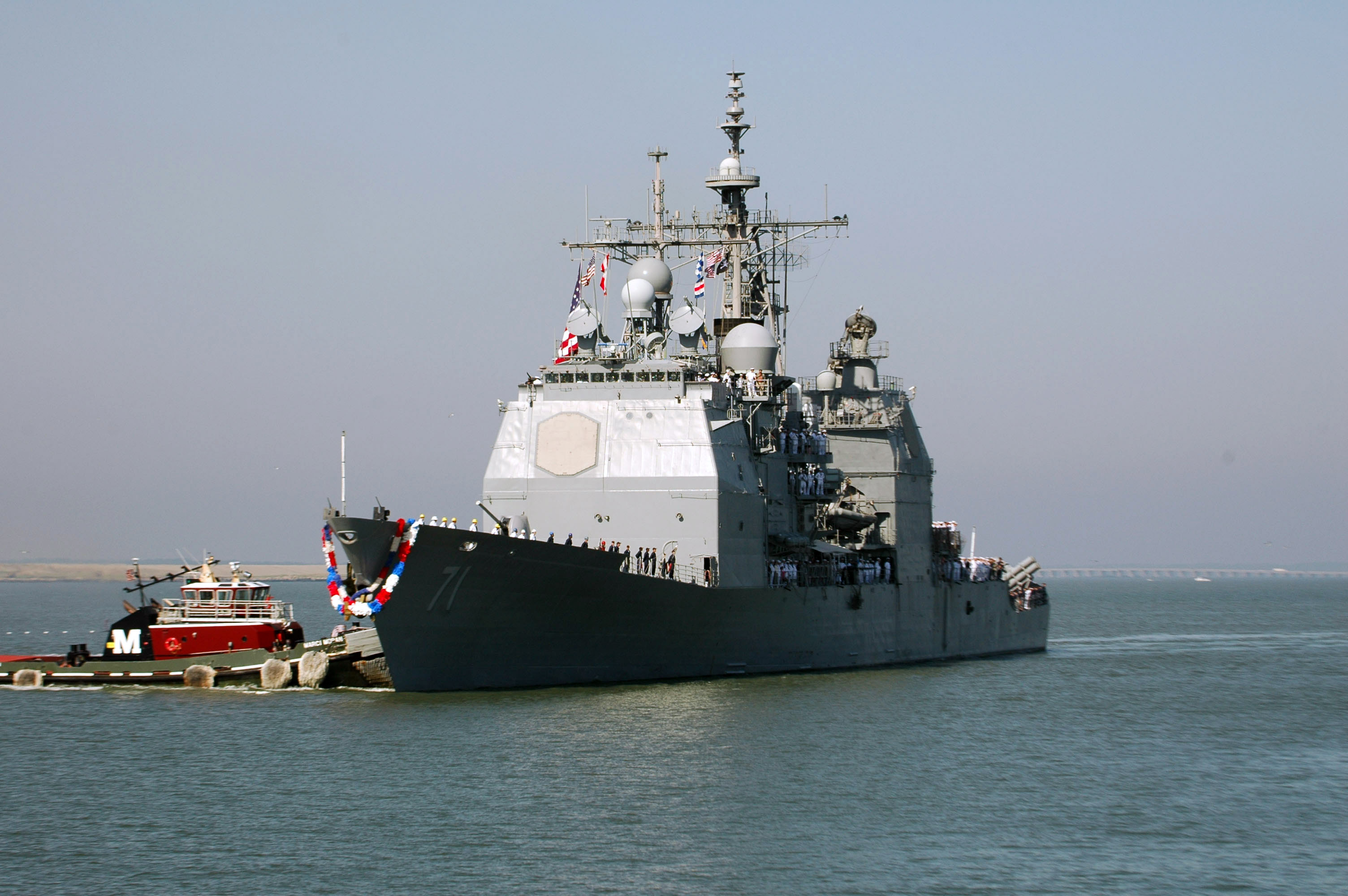 US_Navy_060504-N-1928H-093_The_guided_missile-cruiser_USS_Cape_St._George_(CG_71)_arrives_at_Naval_Station_Norfolk.jpg