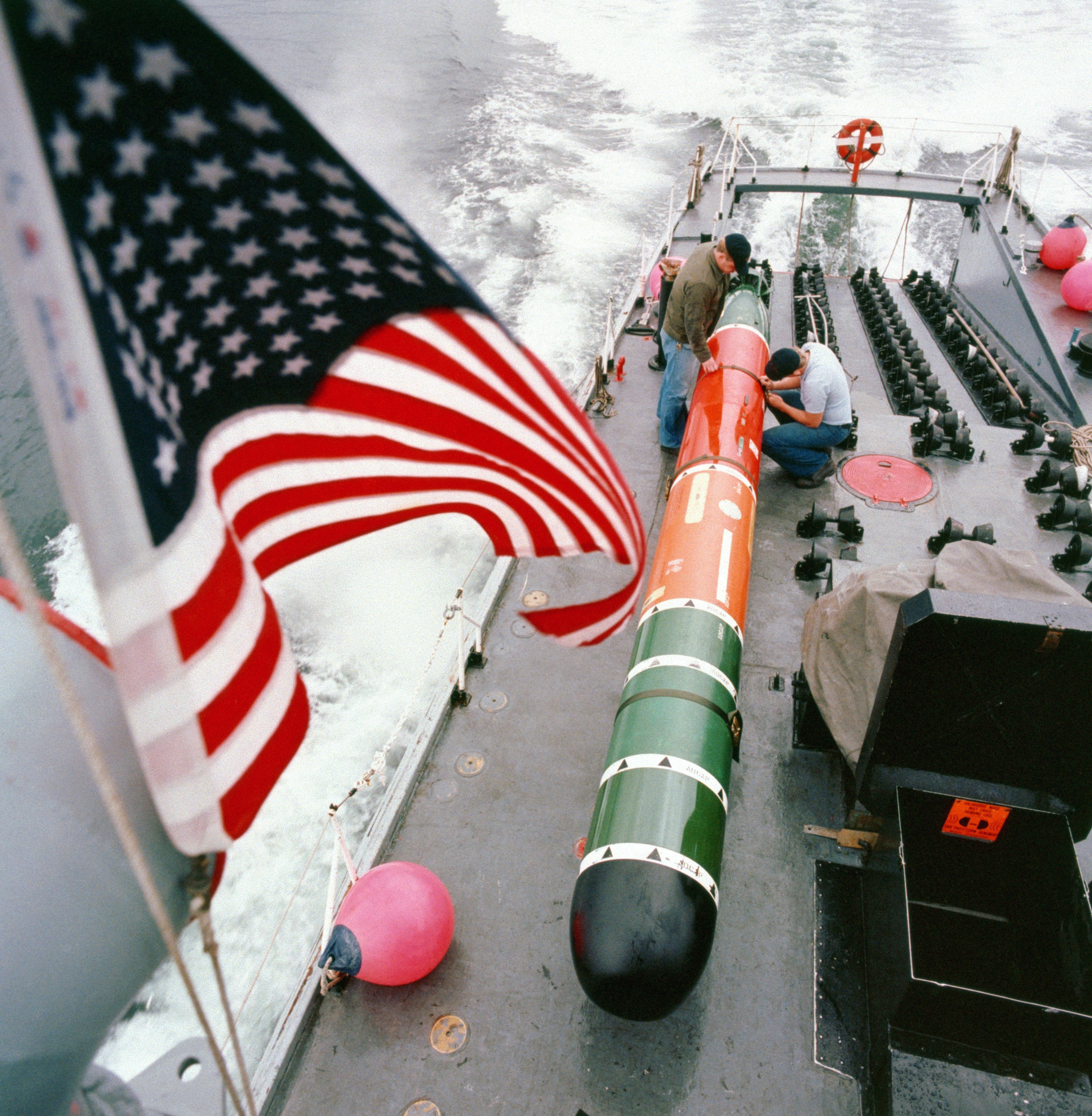 Mk_48_torpedo_on_retriever_boat_1982.JPEG