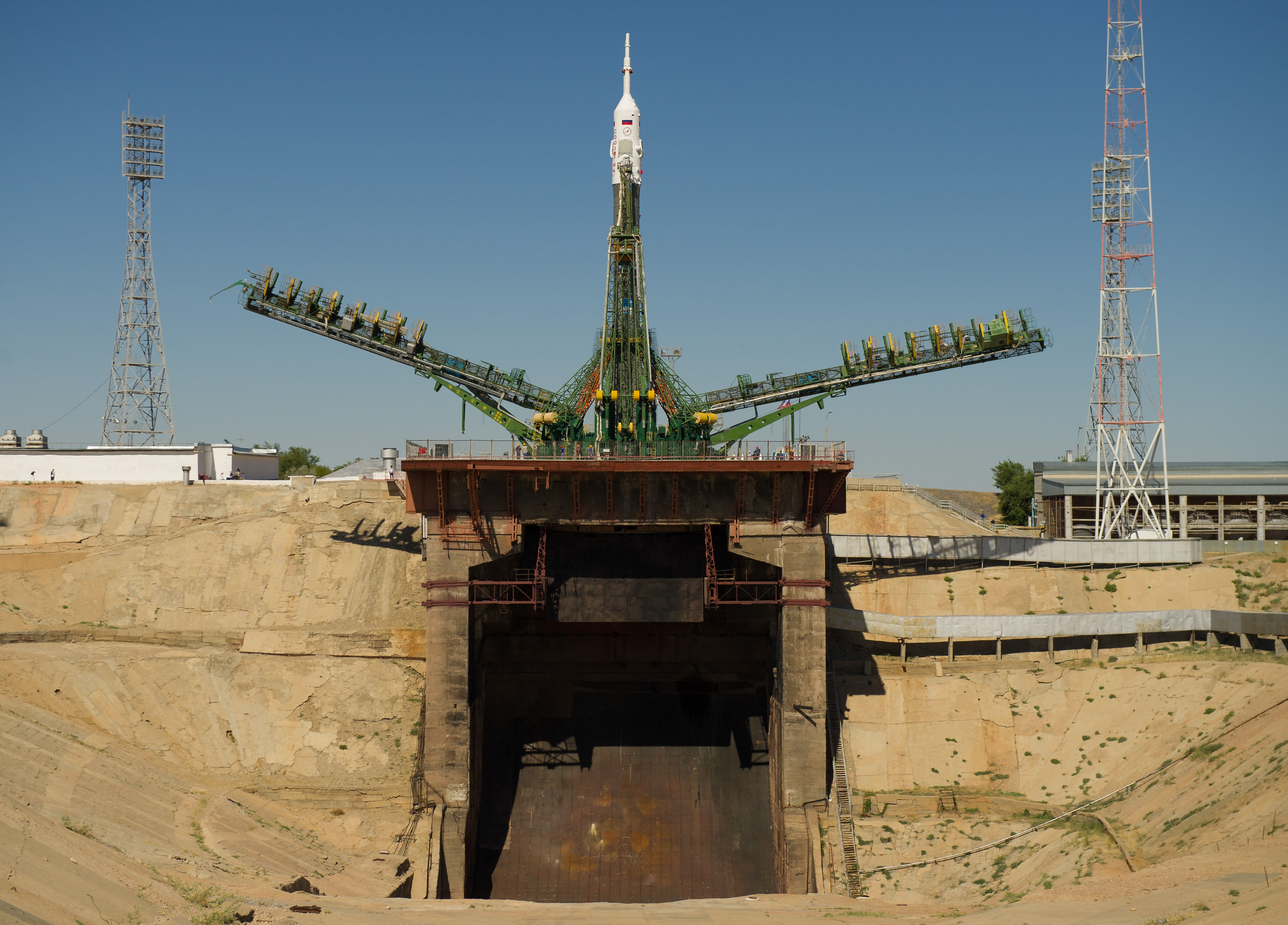 Soyuz_TMA-05M_rocket_at_the_launch_pad_at_the_Baikonur_Cosmodrome.jpg