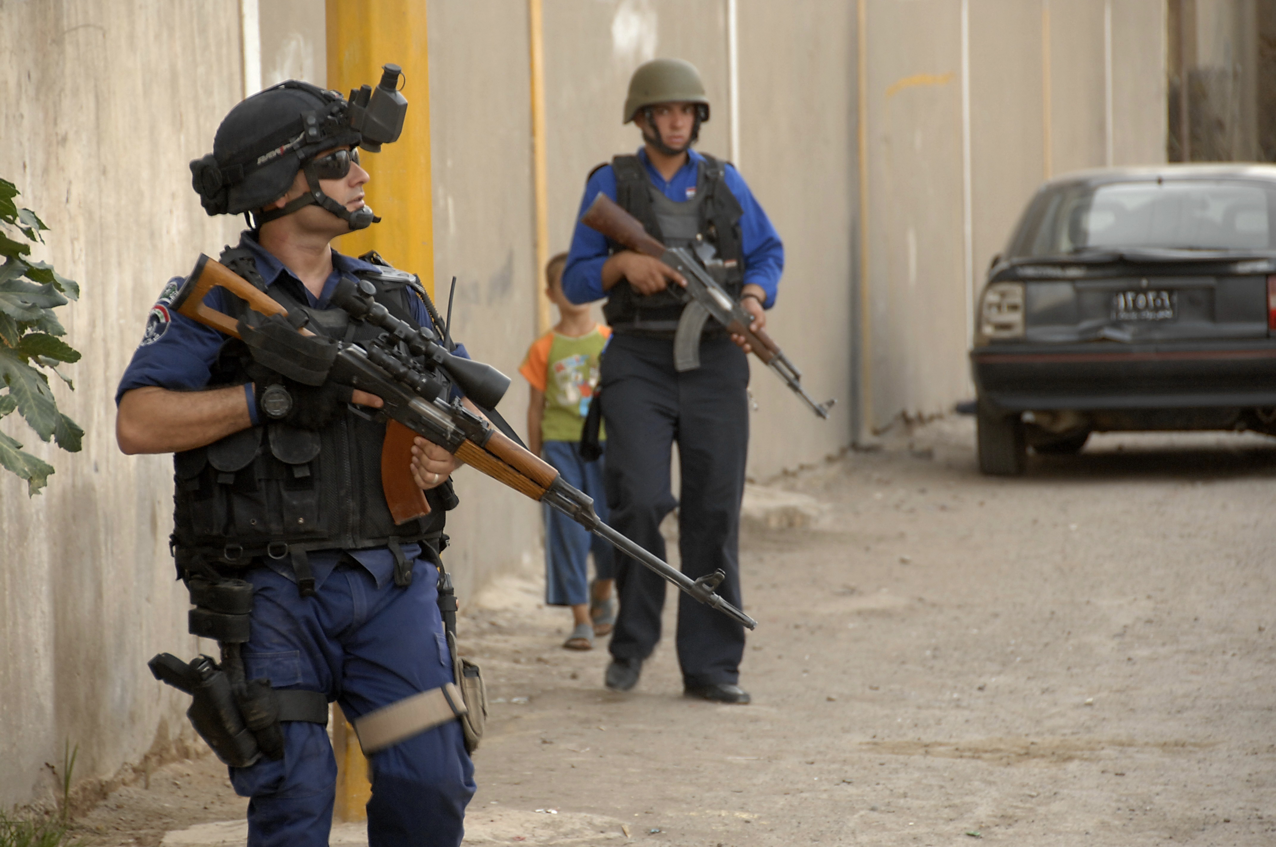Iraqi_police_officer_with_Tabuk_sniper_rifle.jpg