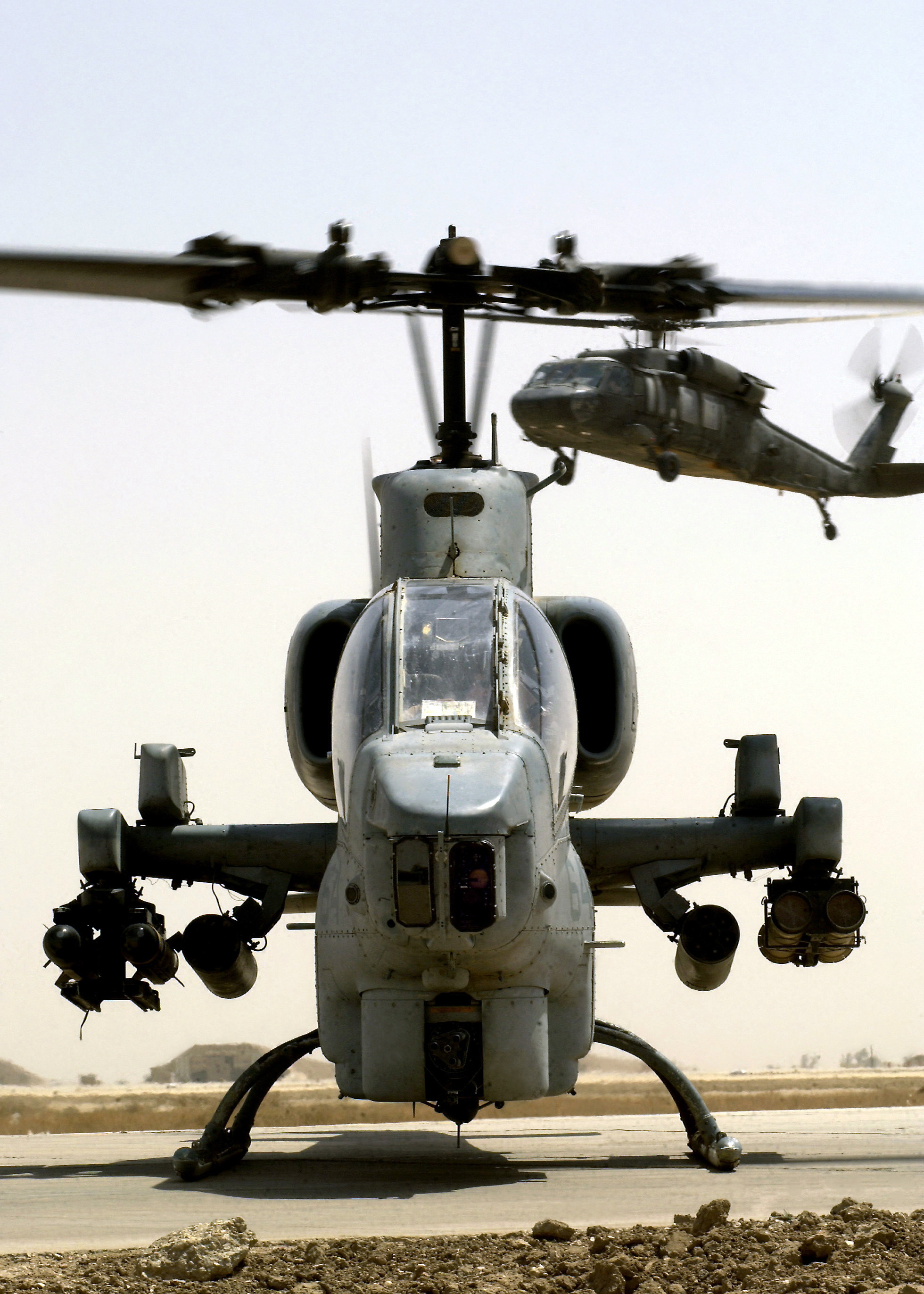 Marine_AH-1W_Super_Cobra_Tallil_AB_Iraq.jpg