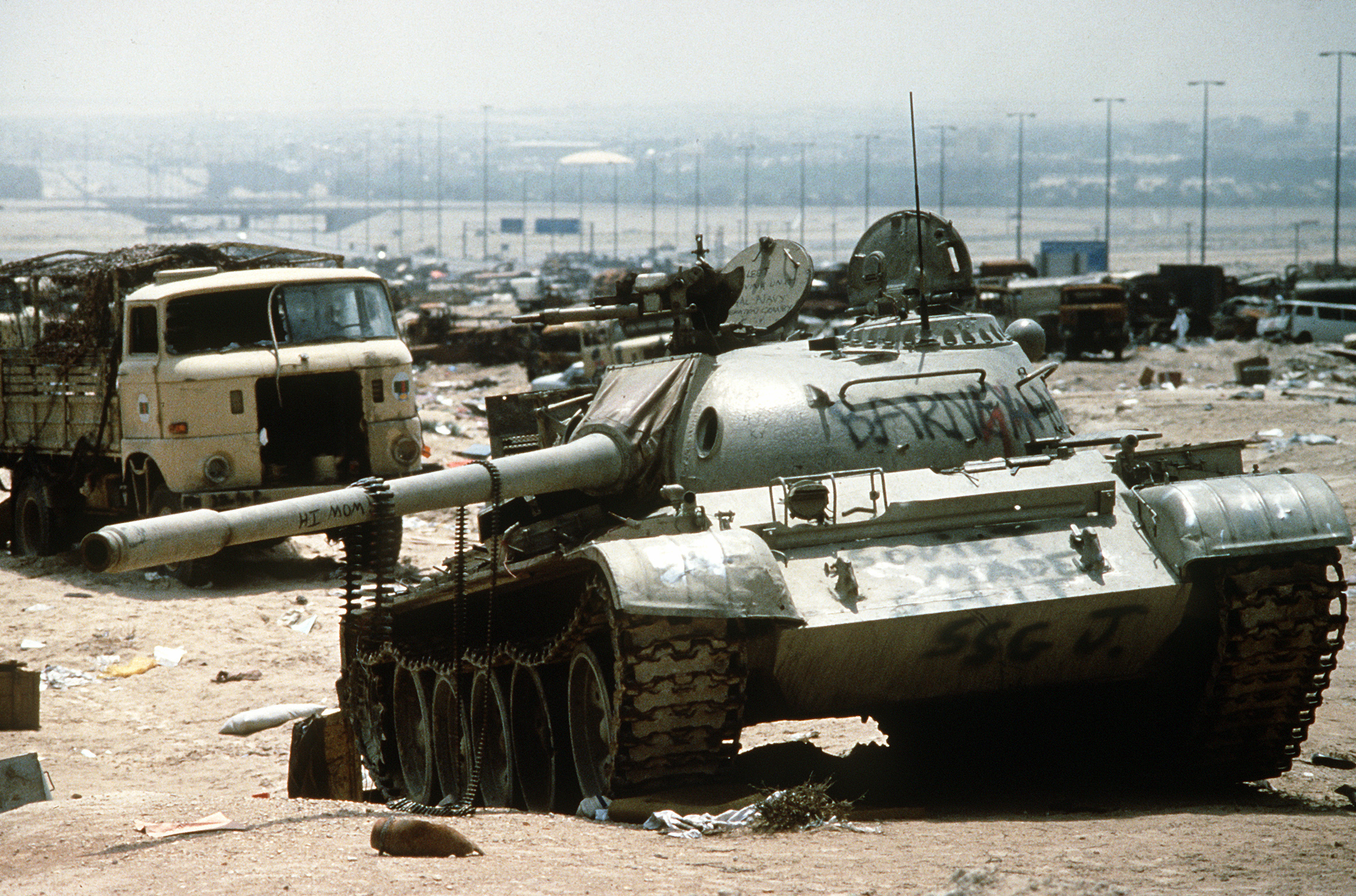 Destroyed_Iraqi_T-55_on_highway_between_Basra_%26_Kuwait_City_1991-04-18_1.JPEG
