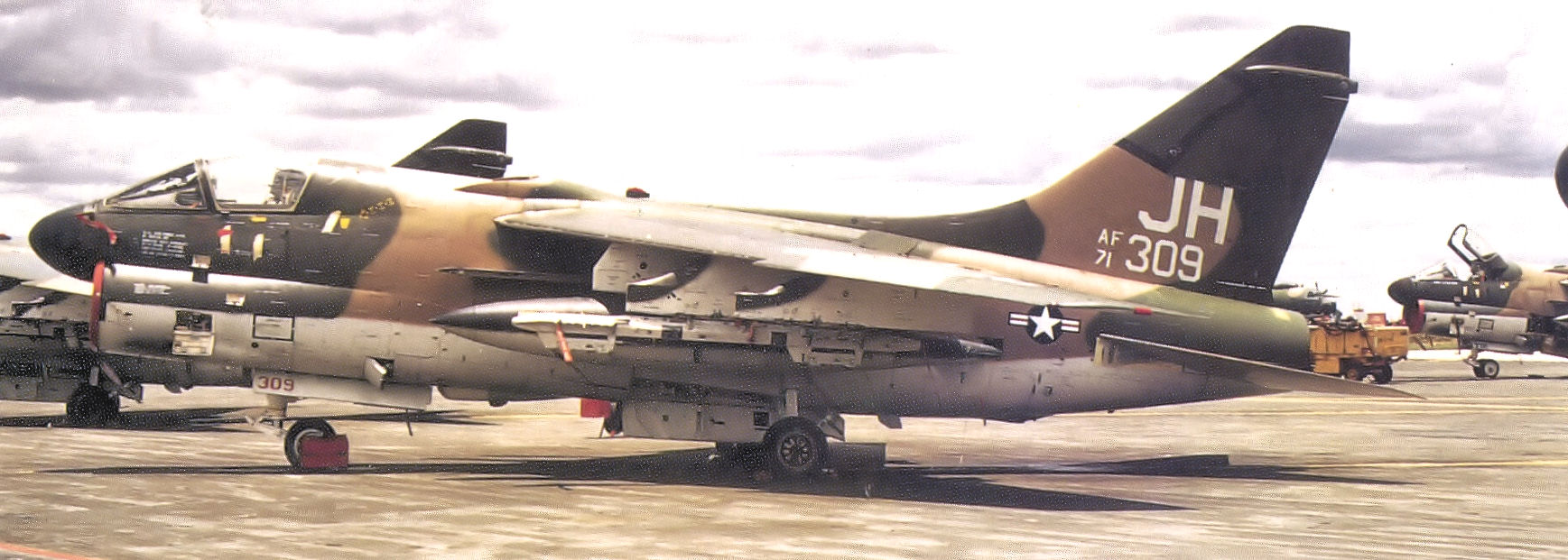 3d_Tactical_Fighter_Squadron_Ling-Temco-Vought_A-7D-10-CV_Corsair_II_71-0309.jpg