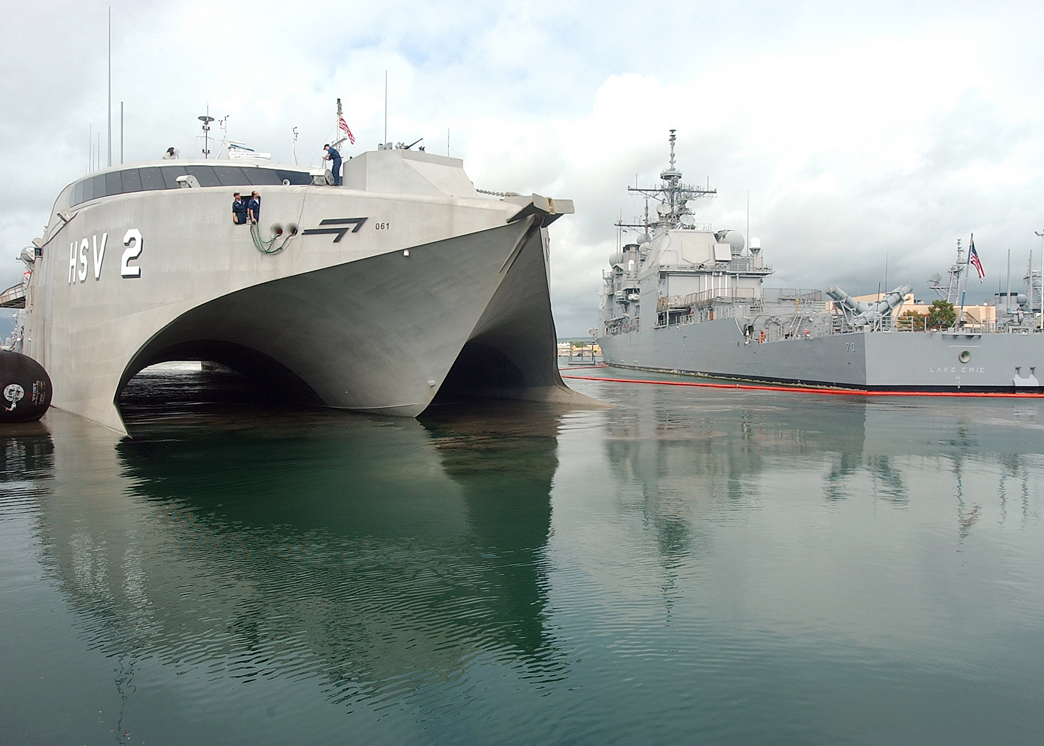 US_Navy_050115-N-9662L-004_The_High_Speed_Vessel_Two_(HSV-2)_Swift_is_moored_alongside_the_guided_missile_cruiser_USS_Lake_Erie_(CG_70)_in_Pearl_Harbor,_Hawaii.jpg