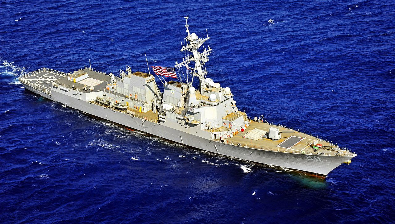 1280px-USS_Chafee_%28DDG-90%29_underway_off_Hawaii_in_March_2014.JPG