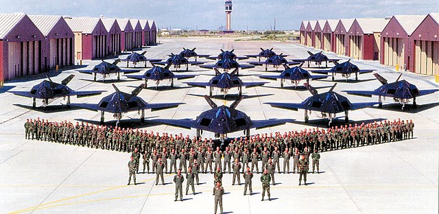 640px-F-117_Nighthawks_at_Holloman_AFB_New_Mexico.jpg