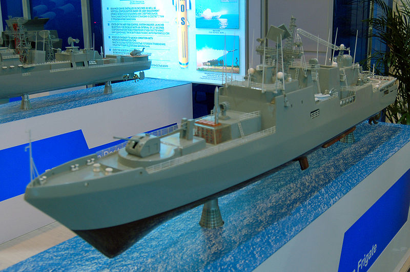 800px-BrahMos_on_frigate_maquette.jpg