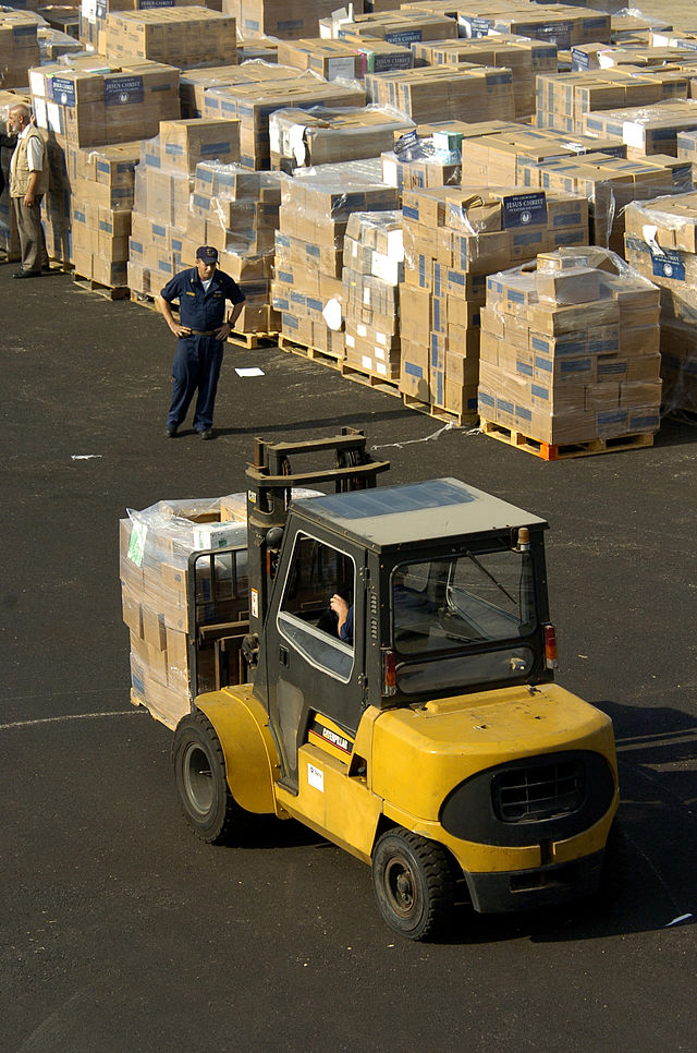 640px-USN_sailors_at_Beirut_pier_with_aid_cargo_Aug_4_2006.jpg