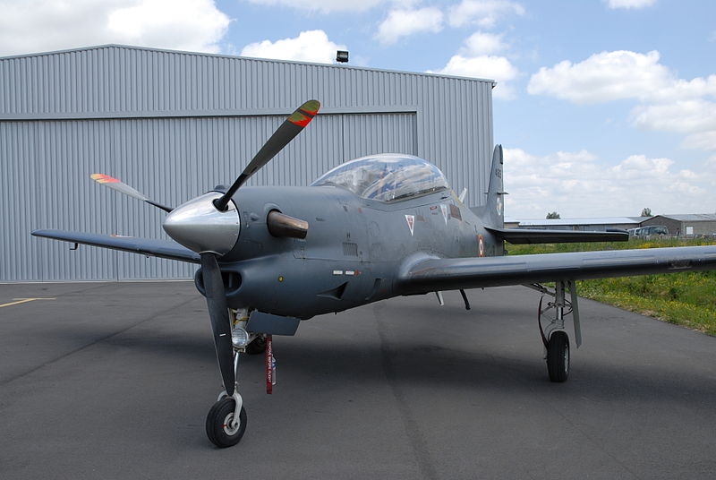 800px-Embraer_EMB_312_Tucano_-_AirExpo_Muret_2007_0141_2007-05-12.jpg