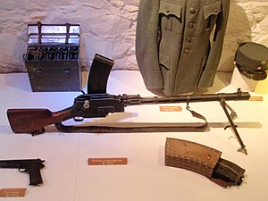 300px-Madsen_machine_gun_with_magazine.jpg