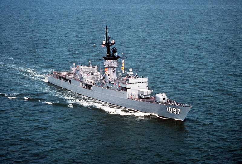 800px-USS_Moinester_%28FF-1097%29_underway.jpg