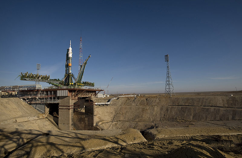 800px-Soyuz_expedition_19_launch_pad.jpg