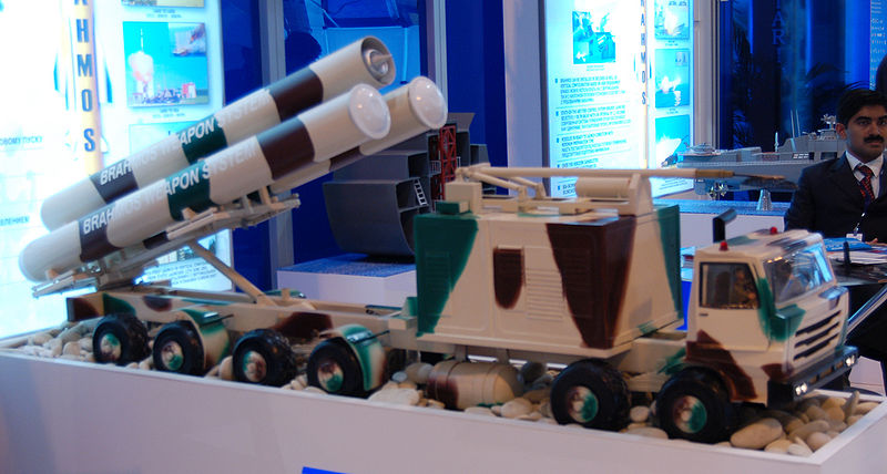 800px-BrahMos_missile_autonomous_launcher_maquette_MAKS2009.jpg