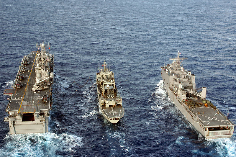 800px-US_Navy_040711-N-4304S-262_The_Dock_landing_ship_USS_Rushmore_%28LSD_47%29%2C_right%2C_Australian_replenishment_vessel_HMAS_Success_%28AOR_304%29%2C_center%2C_and_the_amphibious_assault_ship_USS_Tarawa_%28LHA_1%29%2C_left%2C_conduct_a_Refuel_At_Sea_%28R.jpg