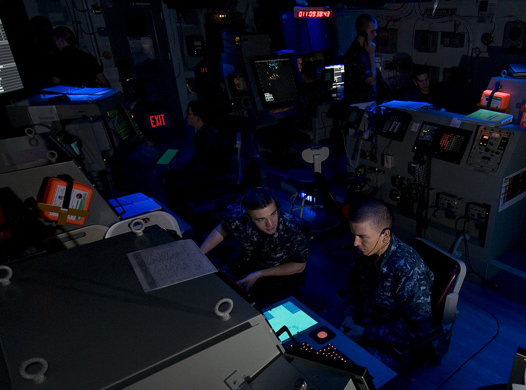 1024px-US_Navy_120111-N-TZ605-126_Sailors_assigned_to_the_operations_department_aboard_the_Nimitz-class_aircraft_carrier_USS_Carl_Vinson_(CVN_70),_monitor.jpg
