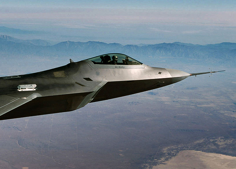 800px-F-22_Raptor%2C_gun_door_testing_-_021105-O-9999G-084.jpg
