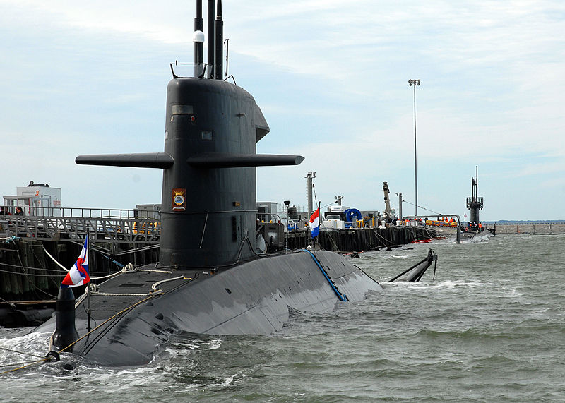800px-US_Navy_081029-N-7668G-018_he_Dutch_submarine_HNLMS_Walrus_%28SSK_S802%29_and_the_Los_Angeles-class_attack_submarine_USS_Tucson_%28SSN_770%29_share_a_pier_at_Naval_Station_Norfolk.jpg