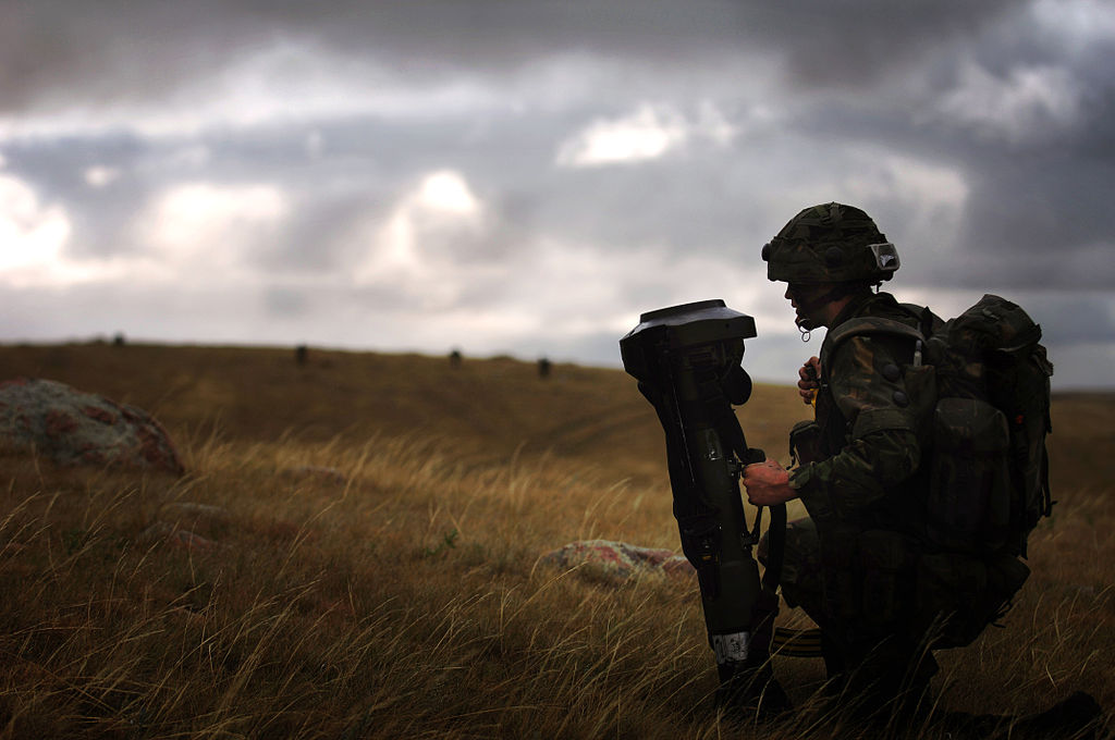 1024px-Infantryman_Kneeling_with_NLAW_at_BATUS_MOD_45149591.jpg