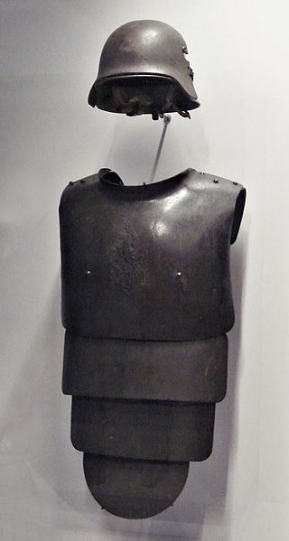 320px-German_helmet_and_frontal_armoured_plate_for_trench_warfare_1916.jpg