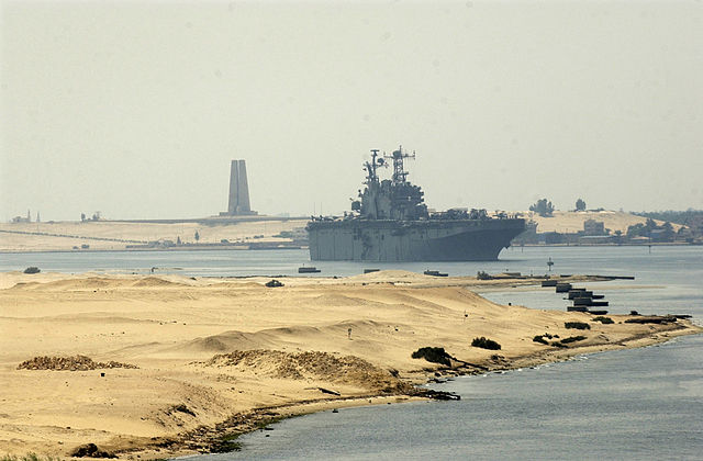 640px-US_Navy_050909-N-9288T-184_The_amphibious_assault_ship_USS_Tarawa_%28LHA_1%29_transits_the_Suez_Canal.jpg