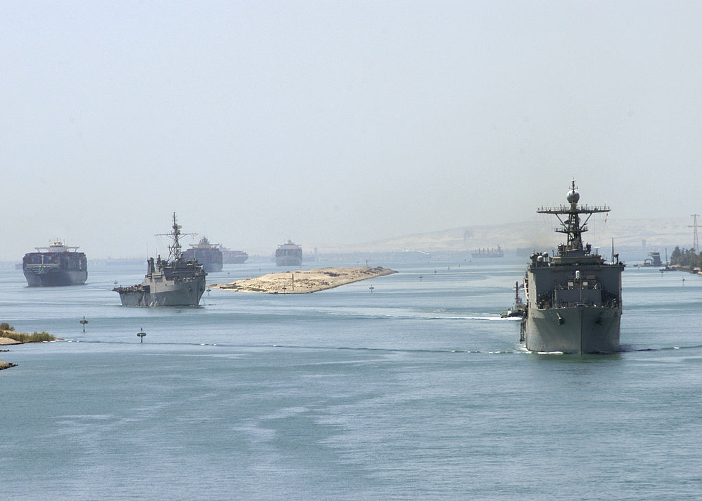 1024px-US_Navy_070601-N-1467R-004_The_amphibious_dock_landing_ship_USS_Oak_Hill_%28LSD_51%29_and_amphibious_transport_dock_USS_Shreveport_%28LPD_12%29_follow_the_amphibious_assault_ship_USS_Bataan_%28LHD_5%29_while_transiting_the_Suez_Canal.jpg