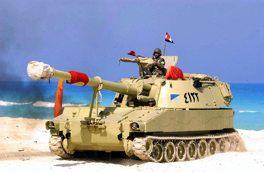 1024px-Egyptian_M109_during_Operation_Bright_Star_2005.jpg