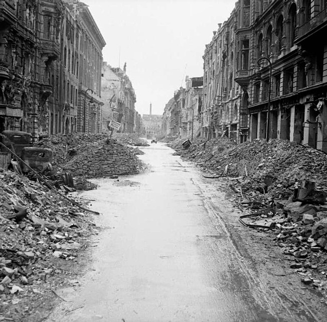 652px-Destruction_in_a_Berlin_street.jpg