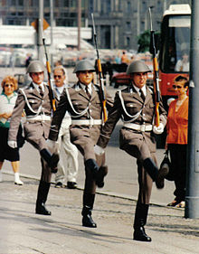 220px-Nva-ehrenwache.jpg