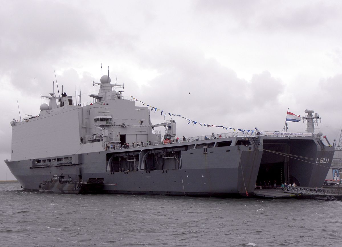 1200px-HNLMS_Johan_de_Witt_%28L801%29_%281%29.jpg