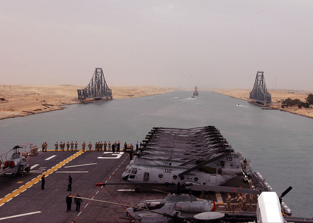 1024px-US_Navy_050422-N-3557N-016_The_amphibious_assault_ship,_USS_Kearsarge_%28LHD_3%29_transits_the_Suez_Canal_behind_the_guided_missile_destroyer_USS_Gonzalez_%28DDG_66%29.jpg