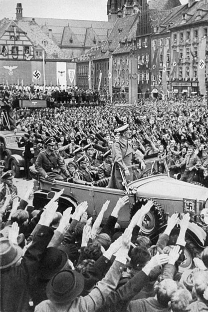 417px-Bundesarchiv_Bild_137-004055%2C_Eger%2C_Besuch_Adolf_Hitlers.jpg