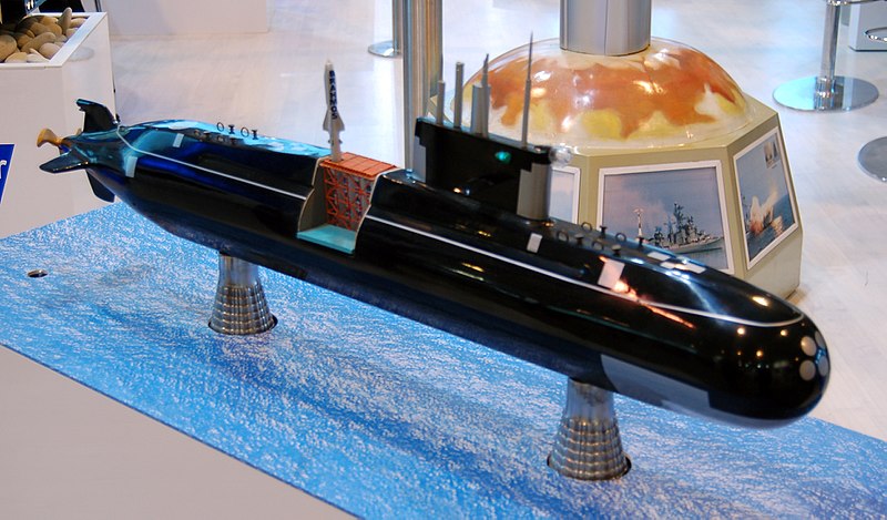 800px-BrahMos_missie_on_Lada_class_non-nuclear_submarine_maqette.jpg