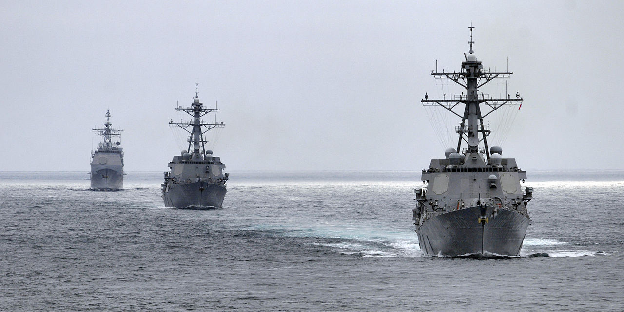 1280px-US_Navy_110921-N-GZ277-066_The_Arleigh_Burke-class_guided-missile_destroyer_USS_Stockdale_(DDG_106),_right,_USS_Halsey_(DDG_97)_and_the_Ticonderoga.jpg