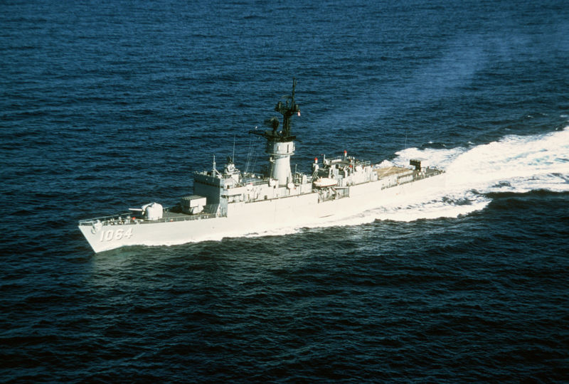800px-USS_Lockwood_%28FF-1064%29.jpg