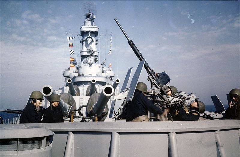 800px-USS_Iowa_%28BB-61%29_Oerlikon_20mm_AA_gun_mount.jpg