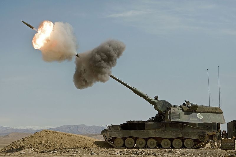 800px-Dutch_Panzerhaubitz_fires_in_Afghanistan.jpg