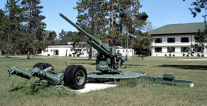 800px-90mm_M1_AAgun_CFB_Borden.jpg