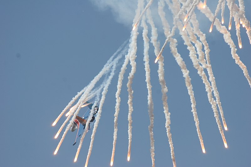 800px-Su-27_Flanker_shoots_off_false_heat_targets.jpg