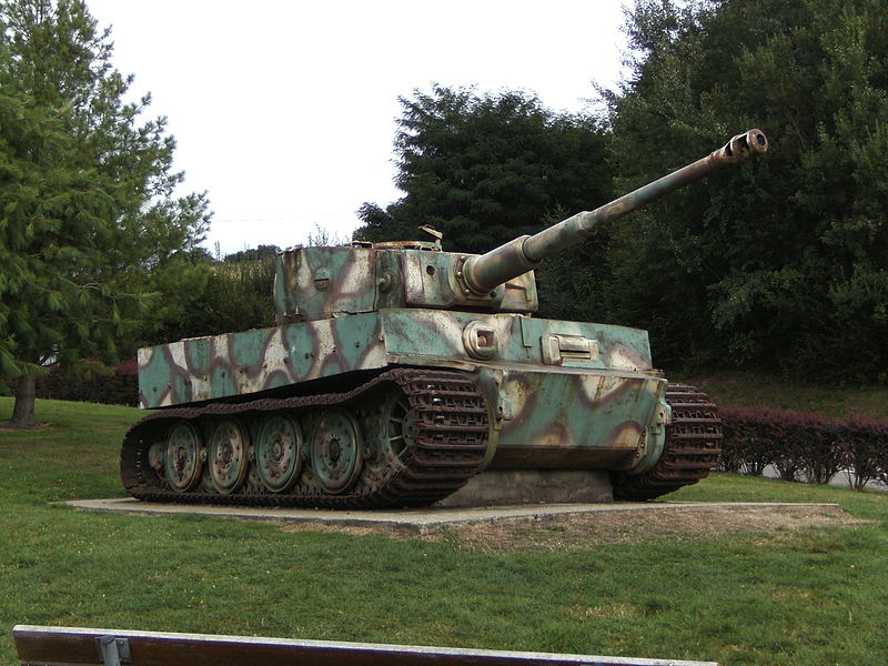 800px-Vimoutiers_%28Orne-France%29_-_Char_Tigre_allemand.jpg