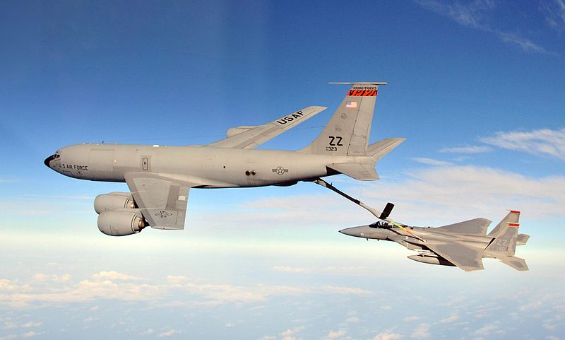 800px-F-15C_Eagle_from_the_67th_Fighter_Squadron_at_Kadena_AB_is_refueled_by_a_KC-135R_Stratotanker_from_the_909th_Air_Refueling_Squadron_.jpg