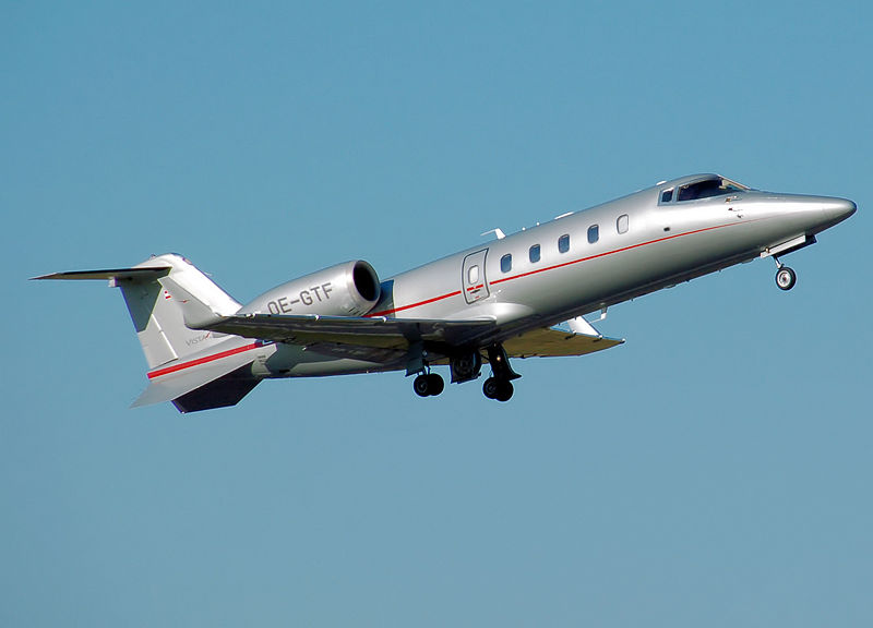 800px-bombardier.learjet60.oe-gtf.arp.jpg