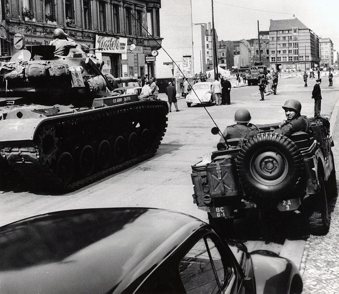 690px-EUCOM_Checkpoint_Charlie_Standoff_1961.jpg
