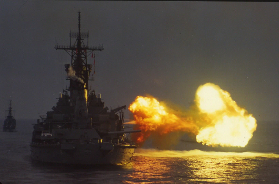 USS%20Missouri-firing%20gun%20from%20astern.jpg