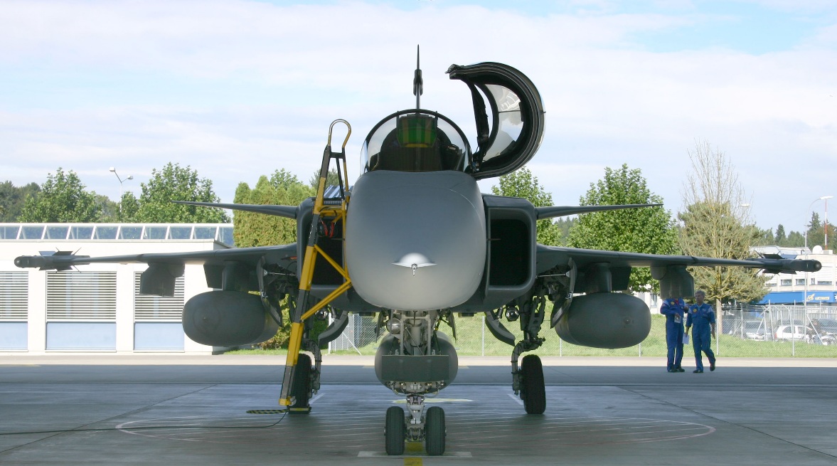 Gripen-F-em-Emmen-foto-Depto-de-Defesa-da-Su%C3%AD%C3%A7a.jpg