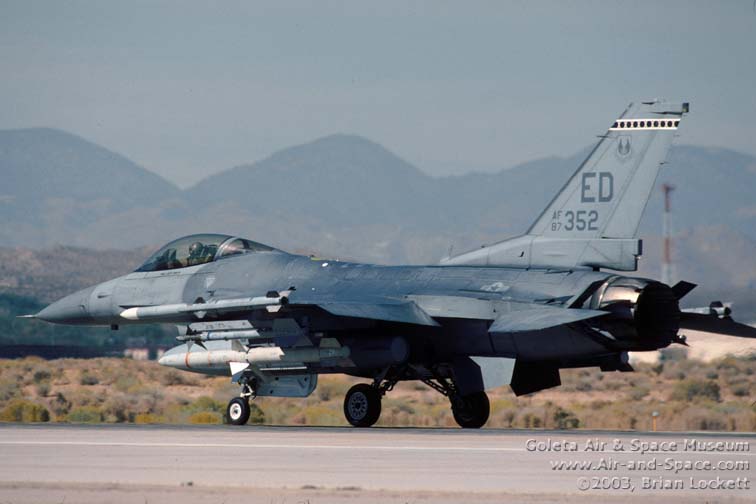 02%2039%20F-16C%20Block40A%2087-0352%20412TW%20left%20rear%20landing%20l.jpg