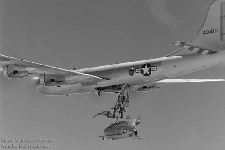 342usaf17593r2%20024211%20xf-85%2046-0524%20eb-29b%2044-84111%20left%20rear%20in%20flight%20l.jpg