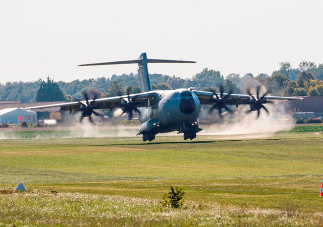 Airbus_A400M_military_airlifter_successfully_achieves_grass_runway_certification_tests_640_001.jpg