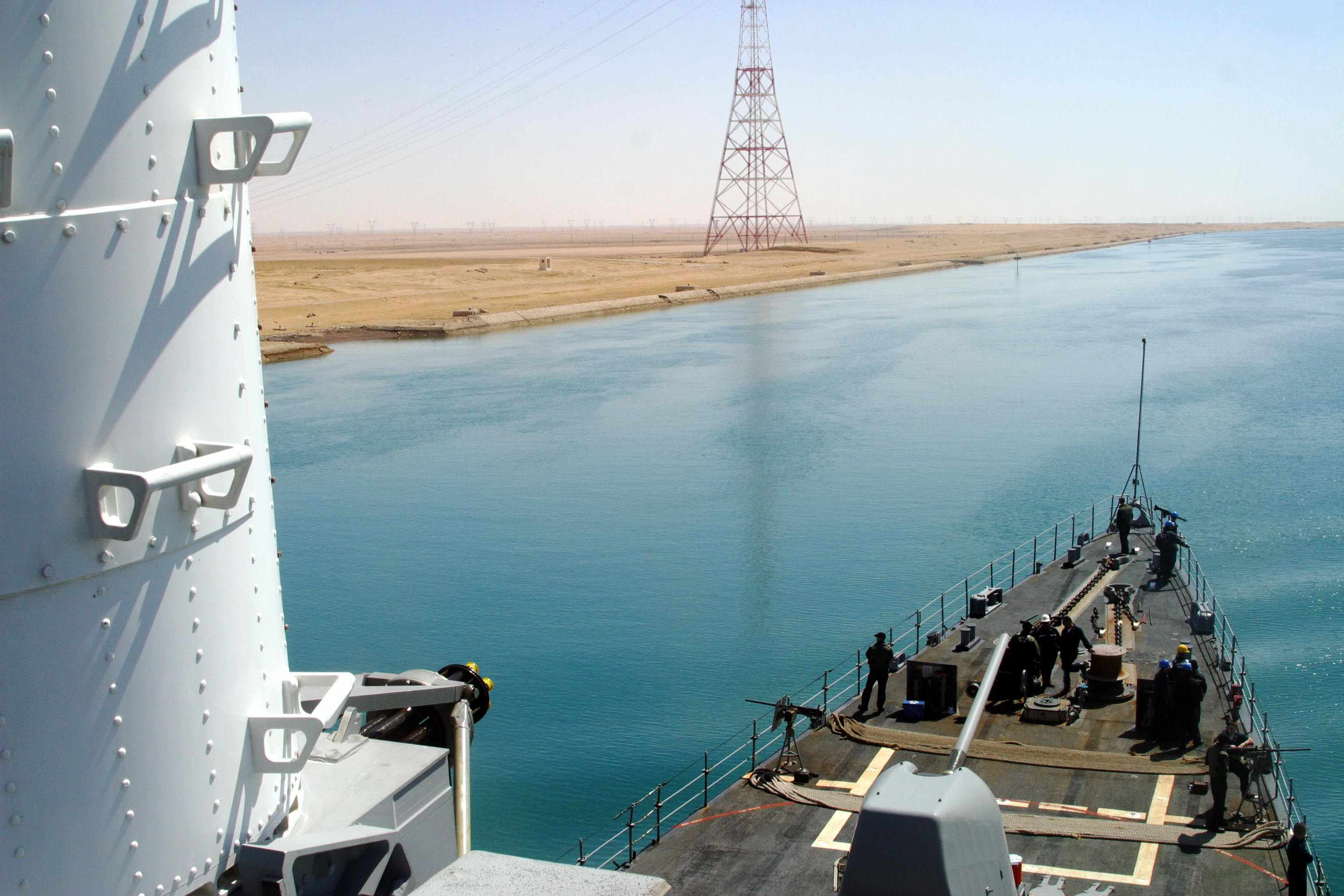 US_Navy_030314-N-0115R-050_The_crew_maintains_a_close_watch_as_the_spruance_class_destroyer_USS_Deyo_DD_989_transits_the_Suez_Canal_from_the_Mediterranean_Sea_to_the_Red_Sea.jpg
